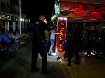 La Policía realiza cacheos a varios jóvenes en Magaluf La Policía realiza cacheos a varios jóvenes en Magaluf