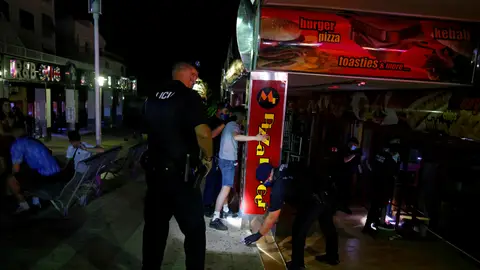 La Policía realiza cacheos a varios jóvenes en Magaluf La Policía realiza cacheos a varios jóvenes en Magaluf