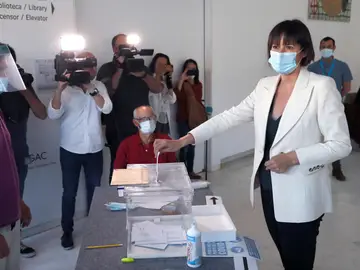 Ana Pontón ejerce su derecho al voto Ana Pontón ejerce su derecho al voto