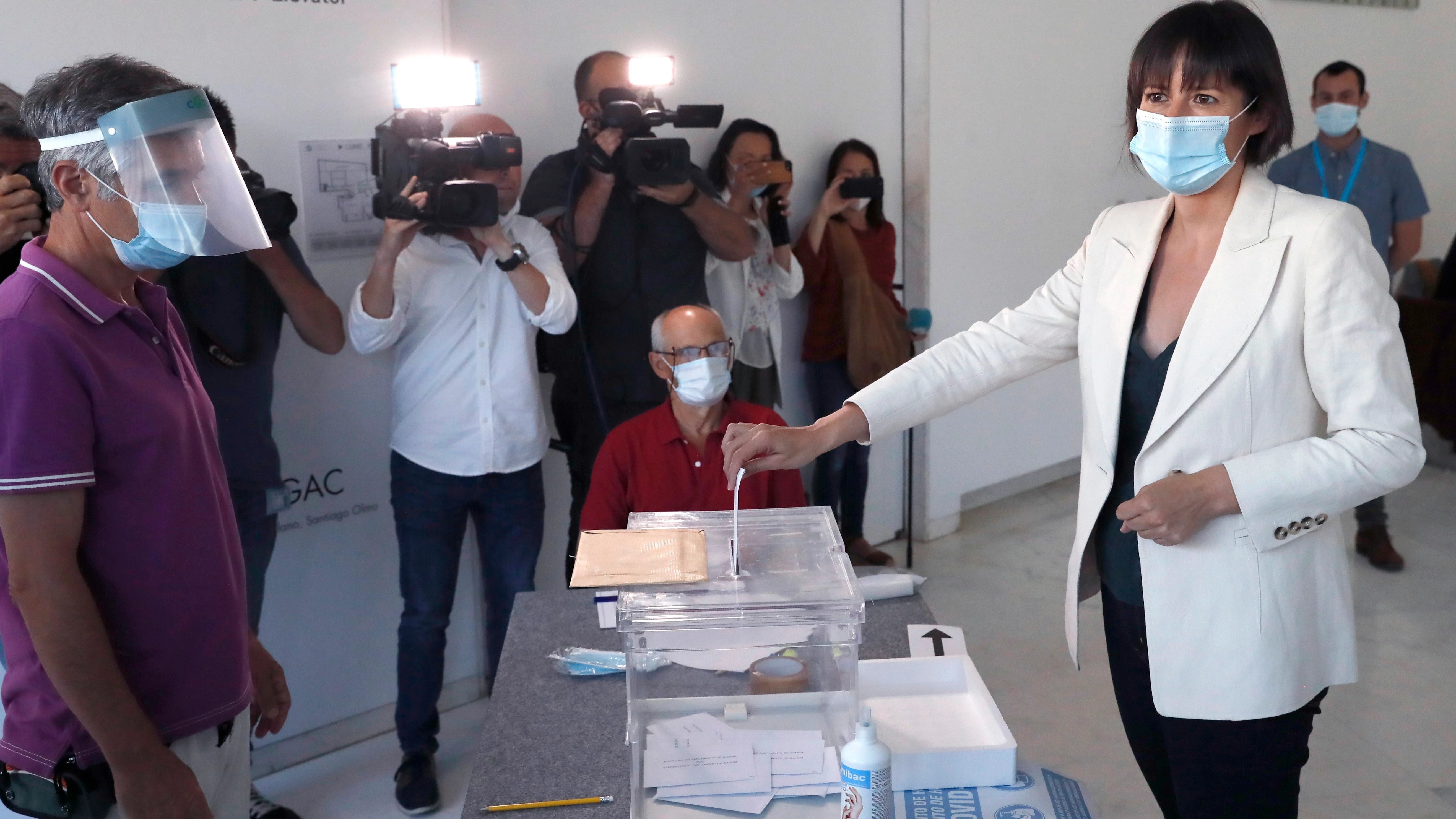 Ana Pont&oacute;n ejerce su derecho al voto