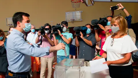 Gonzalo Caballero ejerciendo su derecho al voto en Vigo Gonzalo Caballero ejerciendo su derecho al voto en Vigo