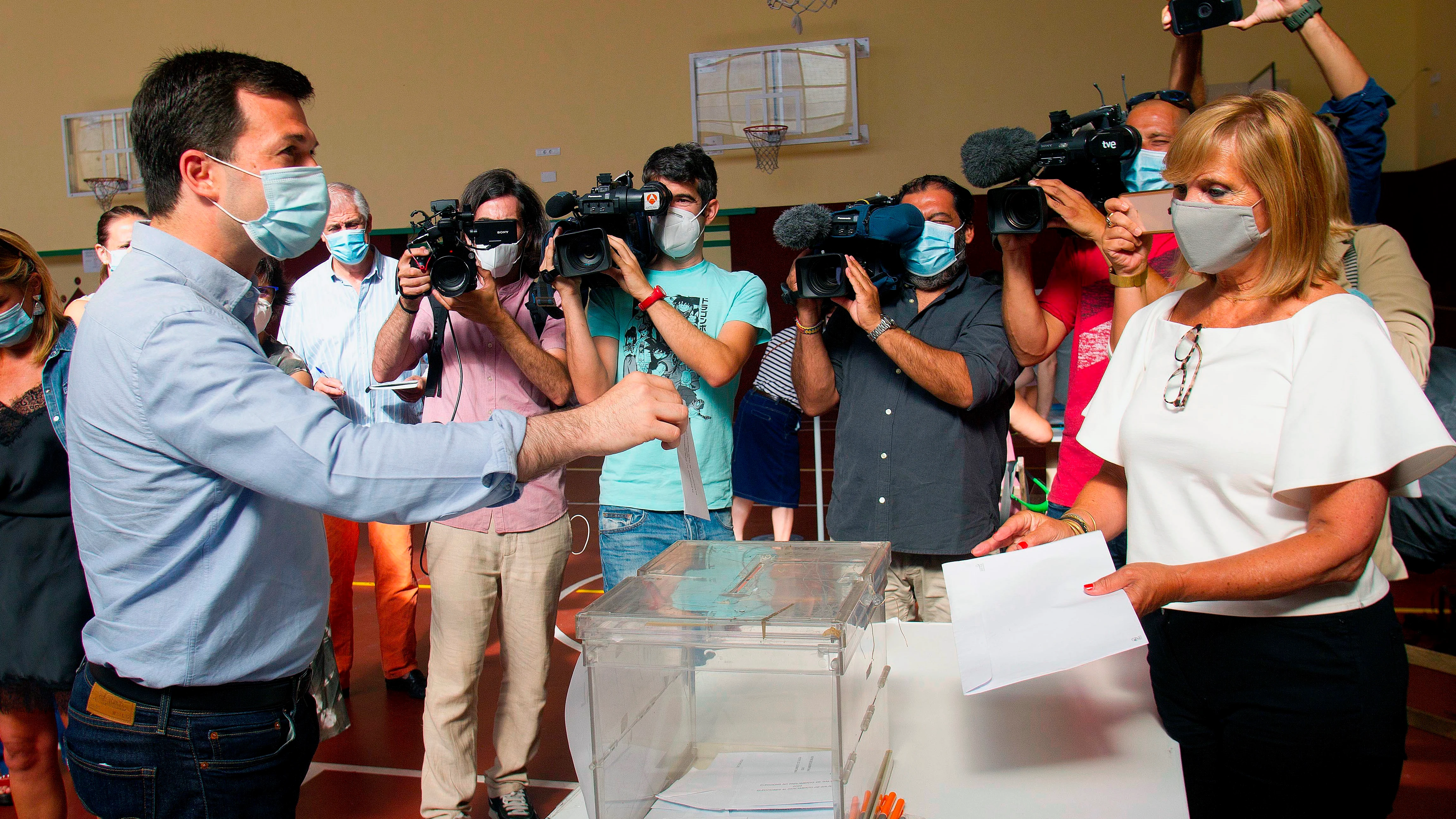 Gonzalo Caballero ejerciendo su derecho al voto en Vigo