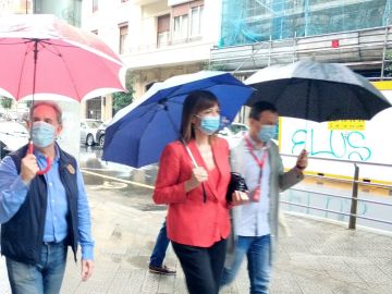 Idoia Mendia acude a votar en Bilbao