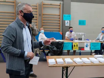 Íñigo Urkullu, en el momento de votar en la localidad vizcaína de Durango Íñigo Urkullu, en el momento de votar en la localidad vizcaína de Durango