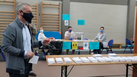Íñigo Urkullu, en el momento de votar en la localidad vizcaína de Durango Íñigo Urkullu, en el momento de votar en la localidad vizcaína de Durango