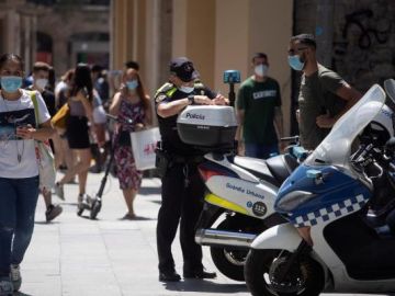 Imagen de un agente con mascarilla
