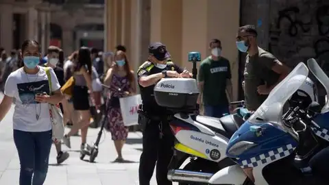Imagen de un agente con mascarilla Imagen de un agente con mascarilla
