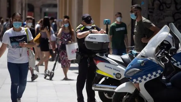 Imagen de un agente con mascarilla Imagen de un agente con mascarilla