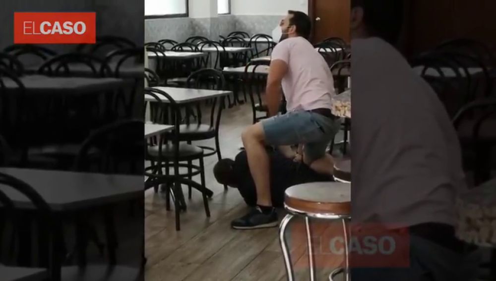 El momento en el que un mosso fuera de servicio reduce a un hombre con un hacha en bar de Barcelona
