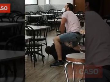 El momento en el que un mosso fuera de servicio reduce a un hombre con un hacha en bar de Barcelona