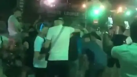 Cientos de jóvenes se juntan en Palma sin respetar las medidas para evitar el contagio de coronavirus Cientos de jóvenes se juntan en Palma sin respetar las medidas para evitar el contagio de coronavirus