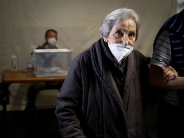 Juana, con 100 años, tras ejercer su derecho al voto en las elecciones vascas 2020