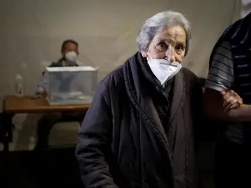 Juana, con 100 años, tras ejercer su derecho al voto en las elecciones vascas 2020 Juana, con 100 años, tras ejercer su derecho al voto en las elecciones vascas 2020