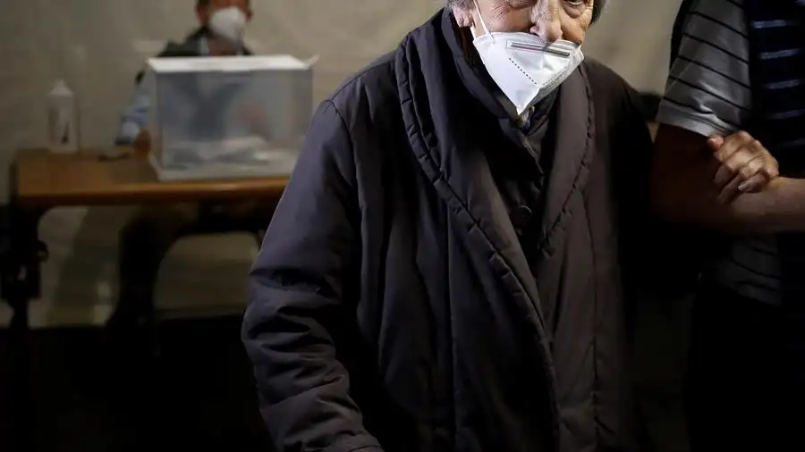 Juana, con 100 años, tras ejercer su derecho al voto en las elecciones vascas 2020 Juana, con 100 años, tras ejercer su derecho al voto en las elecciones vascas 2020