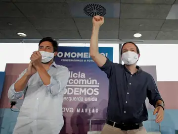 Pablo Iglesias junto al candidato Antón Gómez Reino en un momento de la campaña Pablo Iglesias junto al candidato Antón Gómez Reino en un momento de la campaña