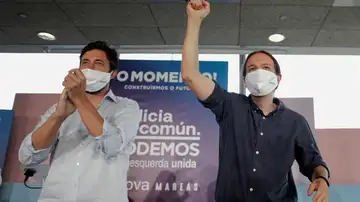 Pablo Iglesias junto al candidato Antón Gómez Reino en un momento de la campaña