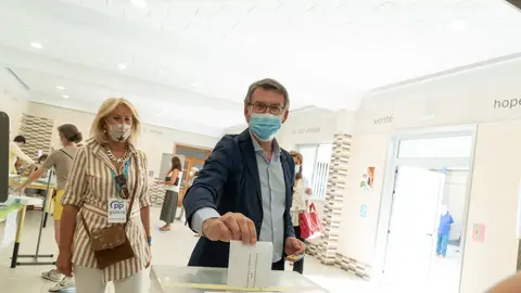 Alberto Núñez Feijóo ejerce su derecho a voto Alberto Núñez Feijóo ejerce su derecho a voto