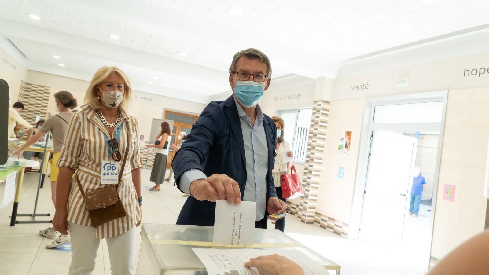 Alberto N&uacute;&ntilde;ez Feij&oacute;o ejerce su derecho a voto