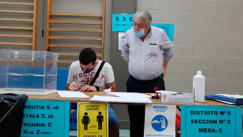 Una mesa electoral en un colegio electoral de Durango Una mesa electoral en un colegio electoral de Durango
