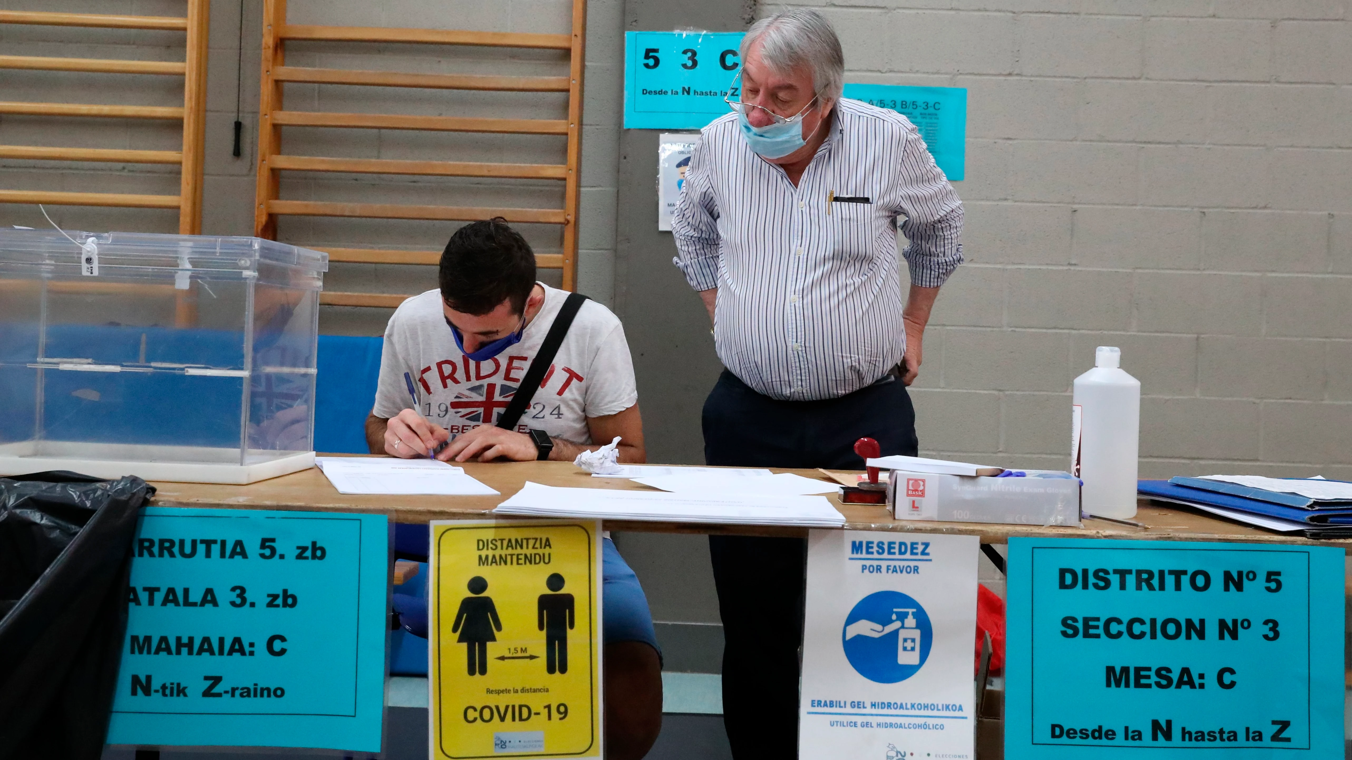 Una mesa electoral en un colegio electoral de Durango Una mesa electoral en un colegio electoral de Durango