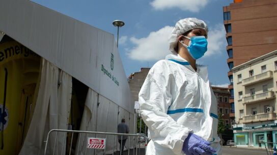 Una sanitaria junto a la carpa donde se centraliza la atenci&oacute;n a posibles contagiados en Lleida