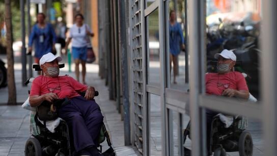 Un hombre espera para acceder a la residencia La Torrassa de L'hospitalet
