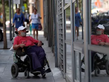 Un hombre espera para acceder a la residencia La Torrassa de L'Hospitalet Un hombre espera para acceder a la residencia La Torrassa de L'Hospitalet