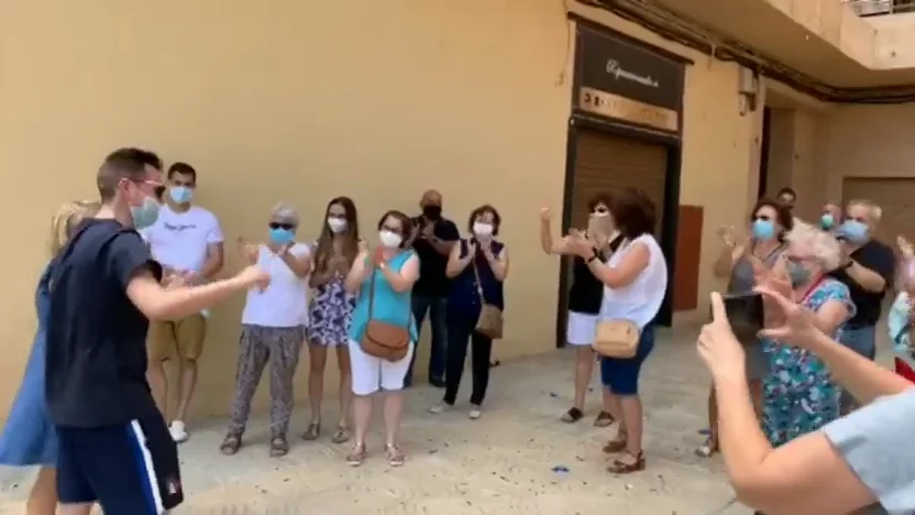 El emotivo reencuentro de un joven de 30 a&ntilde;os con sus vecinos tras estar 78 d&iacute;as en UCI por el coronavirus