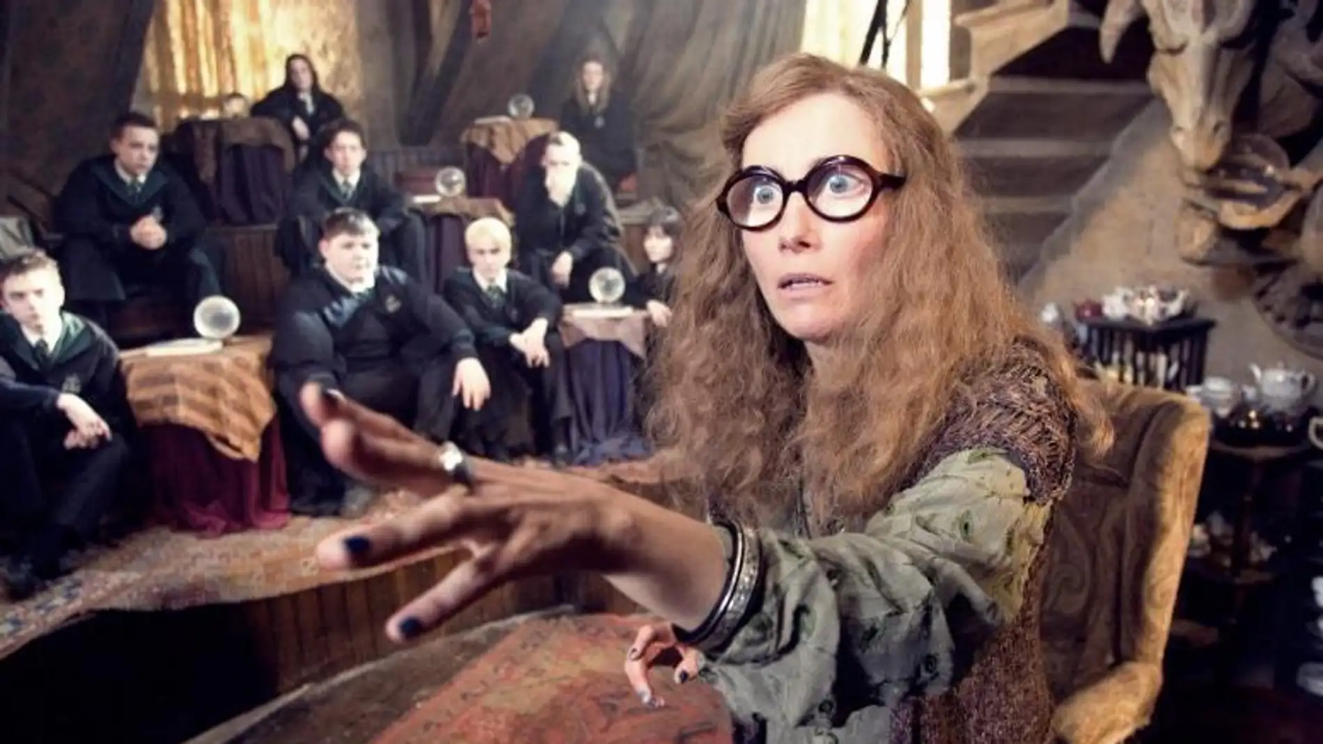 La profesora Trelawney en 'Harry Potter' interpretada por Emma Thompson