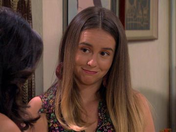 Luisita recibe el consuelo de Amelia tras el rechazo de sus padres a ser madres