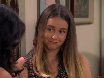 Luisita recibe el consuelo de Amelia tras el rechazo de sus padres a ser madres Luisita recibe el consuelo de Amelia tras el rechazo de sus padres a ser madres