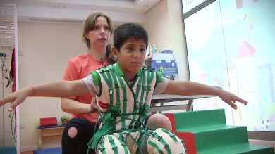 El traje inspirado en los astronautas que ha ayudado a Mario a volver a caminar