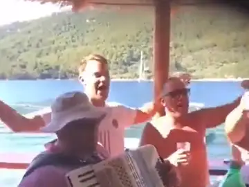 Manuel Neuer, en el centro de la polémica por un vídeo en el que corea una canción fascista Manuel Neuer, en el centro de la polémica por un vídeo en el que corea una canción fascista