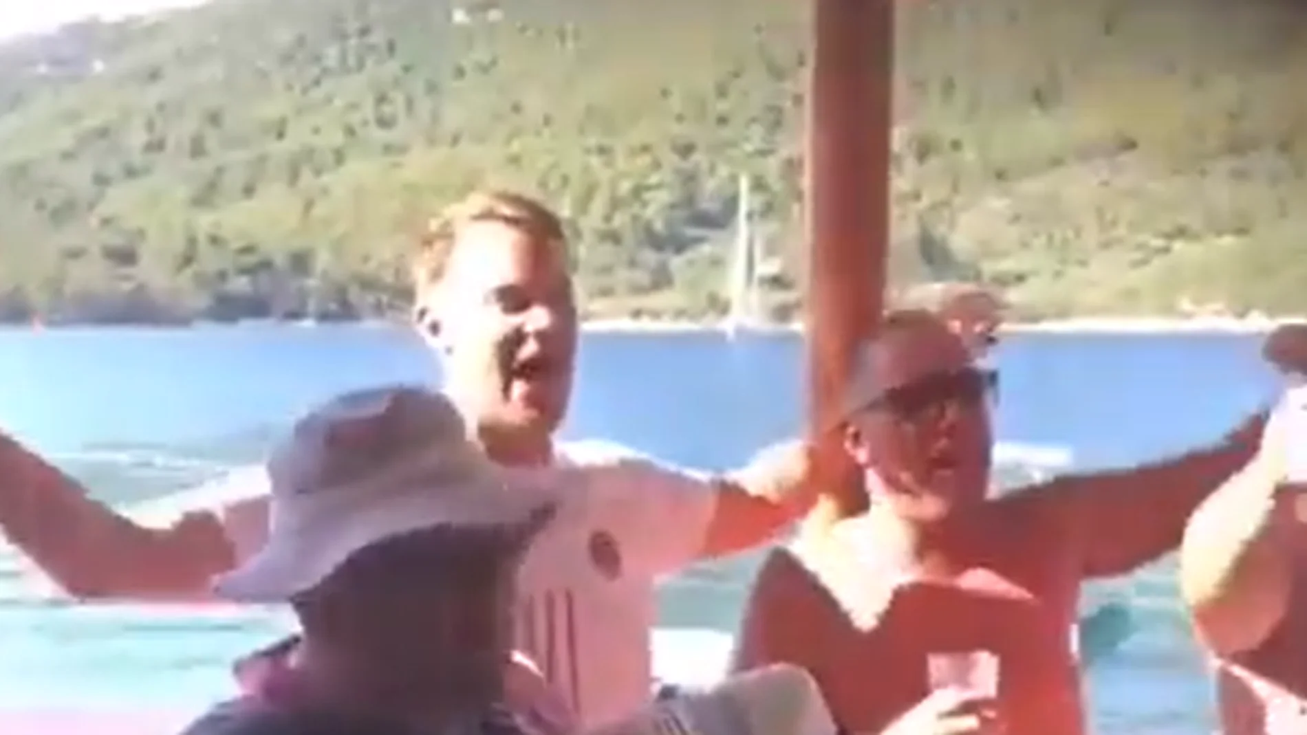 Manuel Neuer, en el centro de la polémica por un vídeo en el que corea una canción fascista Manuel Neuer, en el centro de la polémica por un vídeo en el que corea una canción fascista