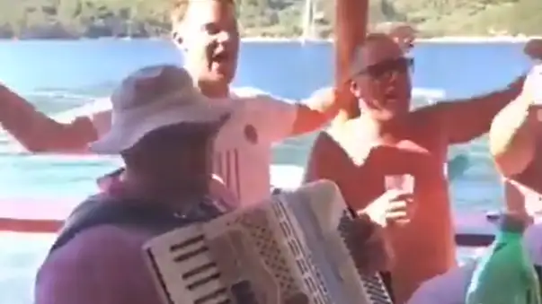 Manuel Neuer, en el centro de la polémica por un vídeo en el que corea una canción fascista Manuel Neuer, en el centro de la polémica por un vídeo en el que corea una canción fascista