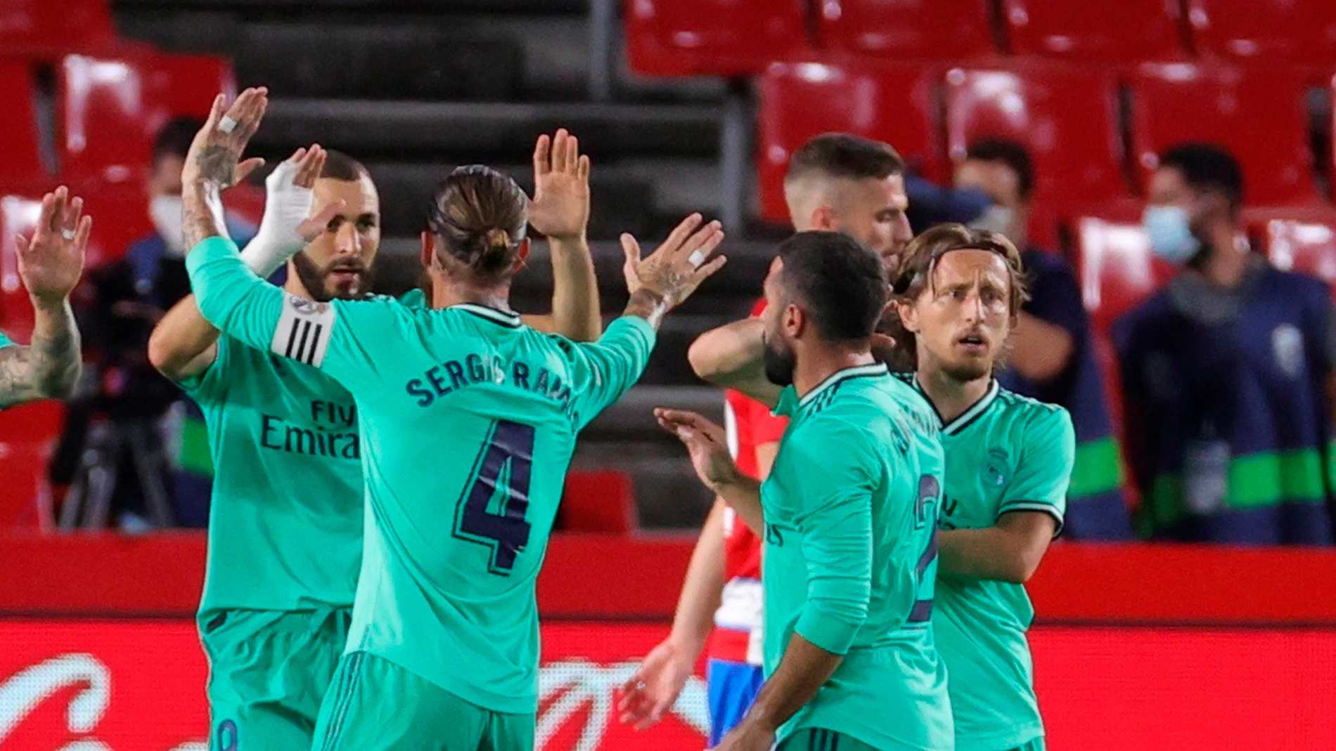 Benzema celebra su gol al Granada Benzema celebra su gol al Granada