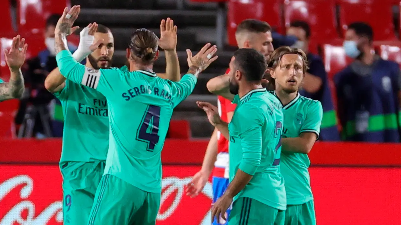 Benzema celebra su gol al Granada Benzema celebra su gol al Granada