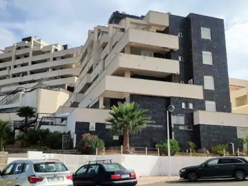 Dan 24 horas a los vecinos para desalojar sus viviendas en tres edificios de La Manga Dan 24 horas a los vecinos para desalojar sus viviendas en tres edificios de La Manga