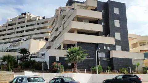 Dan 24 horas a los vecinos para desalojar sus viviendas en tres edificios de La Manga Dan 24 horas a los vecinos para desalojar sus viviendas en tres edificios de La Manga