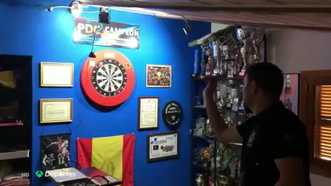 Toni Alcinas participa en el mundial de dardos 'online' por el coronavirus: "Ahora puedo ir al bar a entrenar" Toni Alcinas participa en el mundial de dardos 'online' por el coronavirus: "Ahora puedo ir al bar a entrenar"