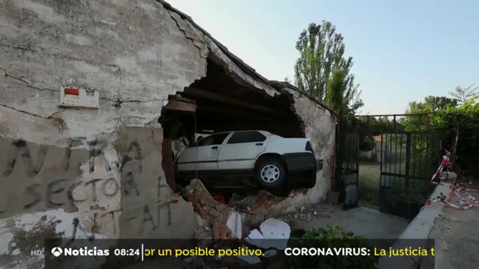 Un conductor bebido empotra su coche contra un almacén en Salamanca y resulta ileso