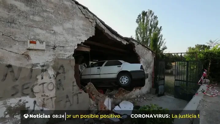 Coche empotrado en un almac&eacute;n de Salamanca