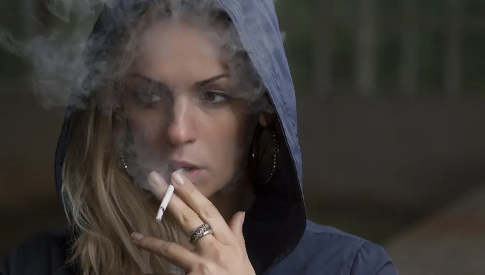 mujer fumar