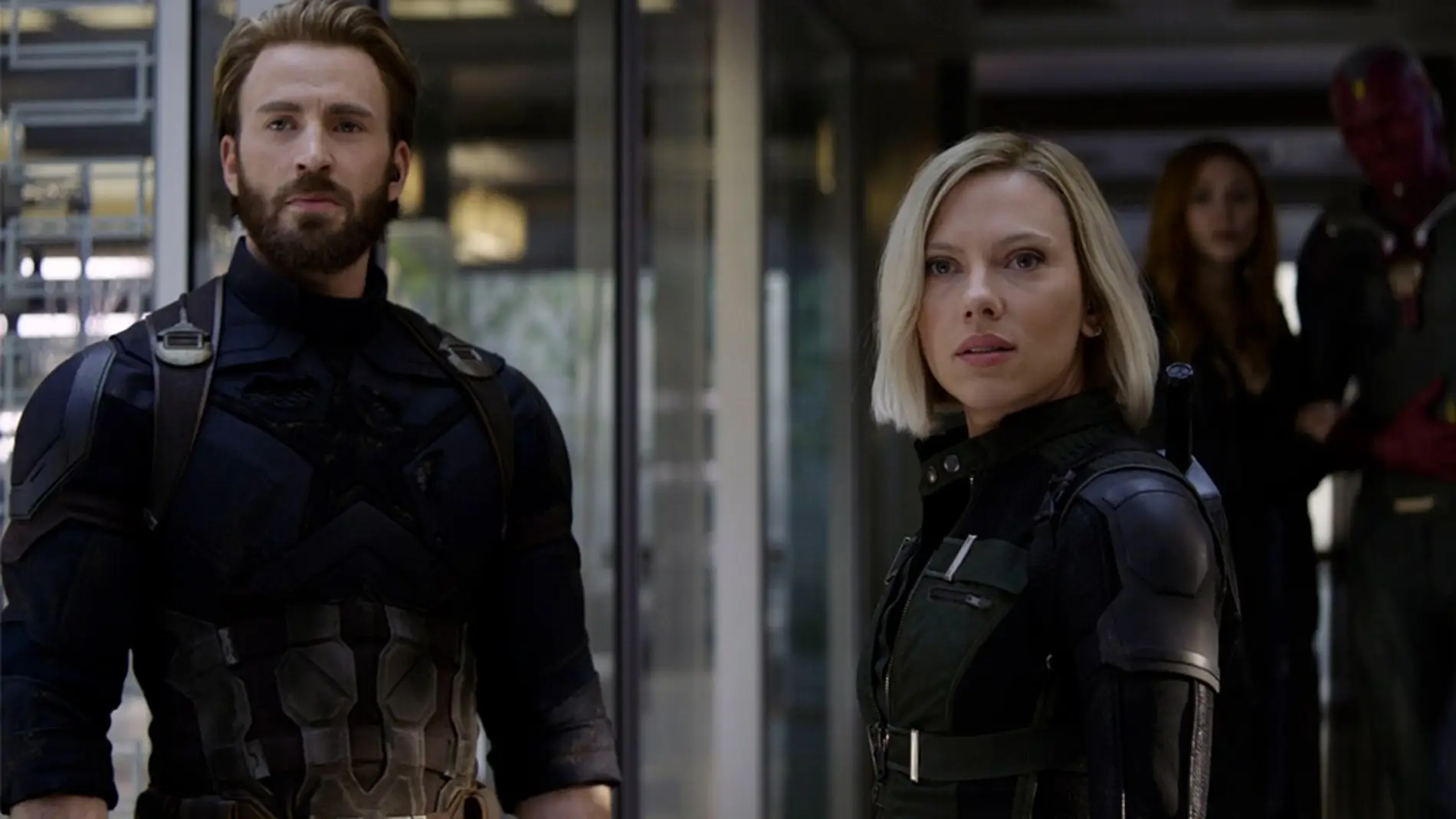 Scarlett Johansson y Chris Evans como Viuda Negra y Capitán América