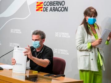 La consejera de Sanidad del Gobierno de Aragón, Sira Repollés, y el director general de Salud Pública, Francisco Javier Falo