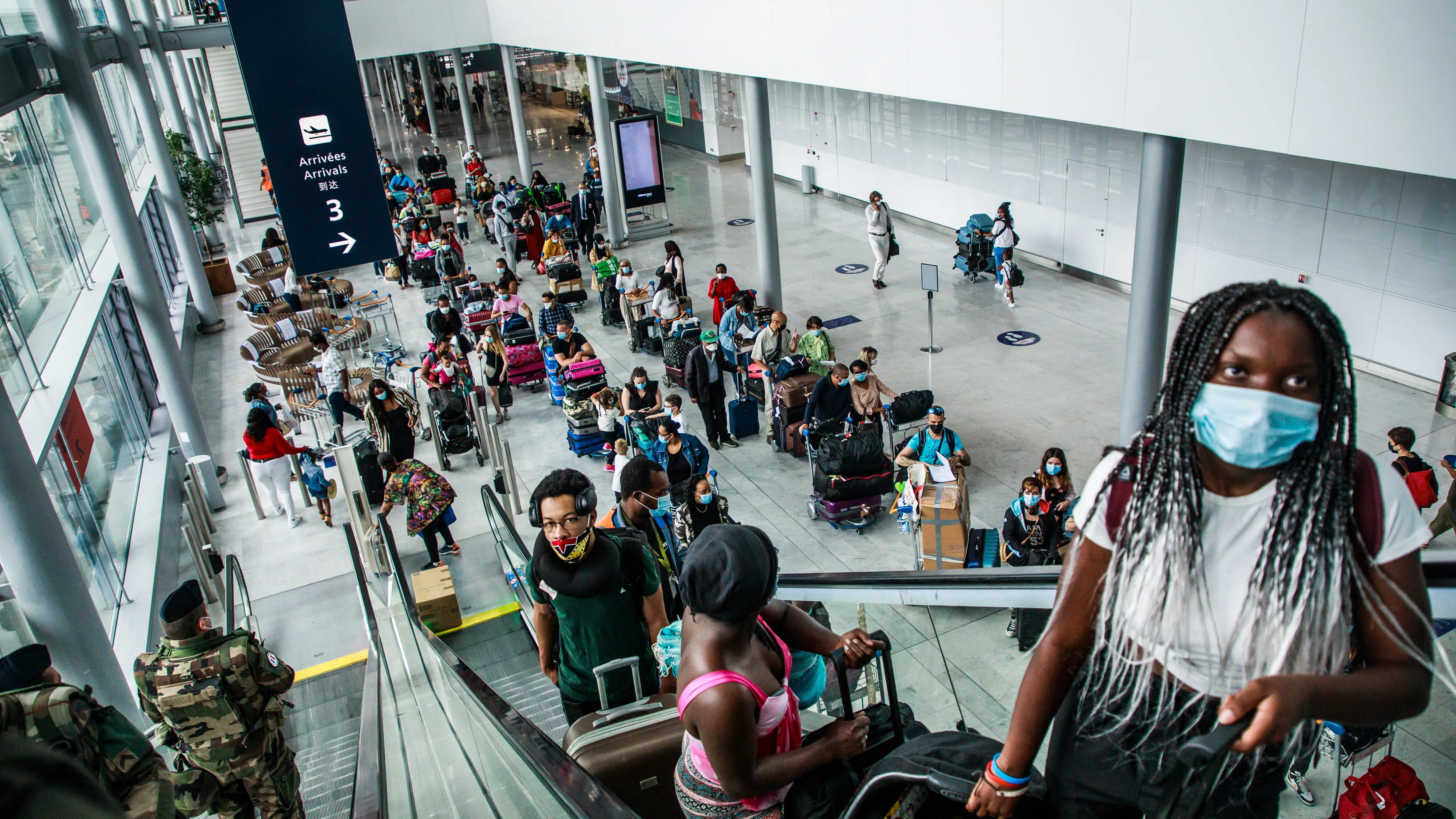 Pasajeros en el aeropuerto de Orly, Francia