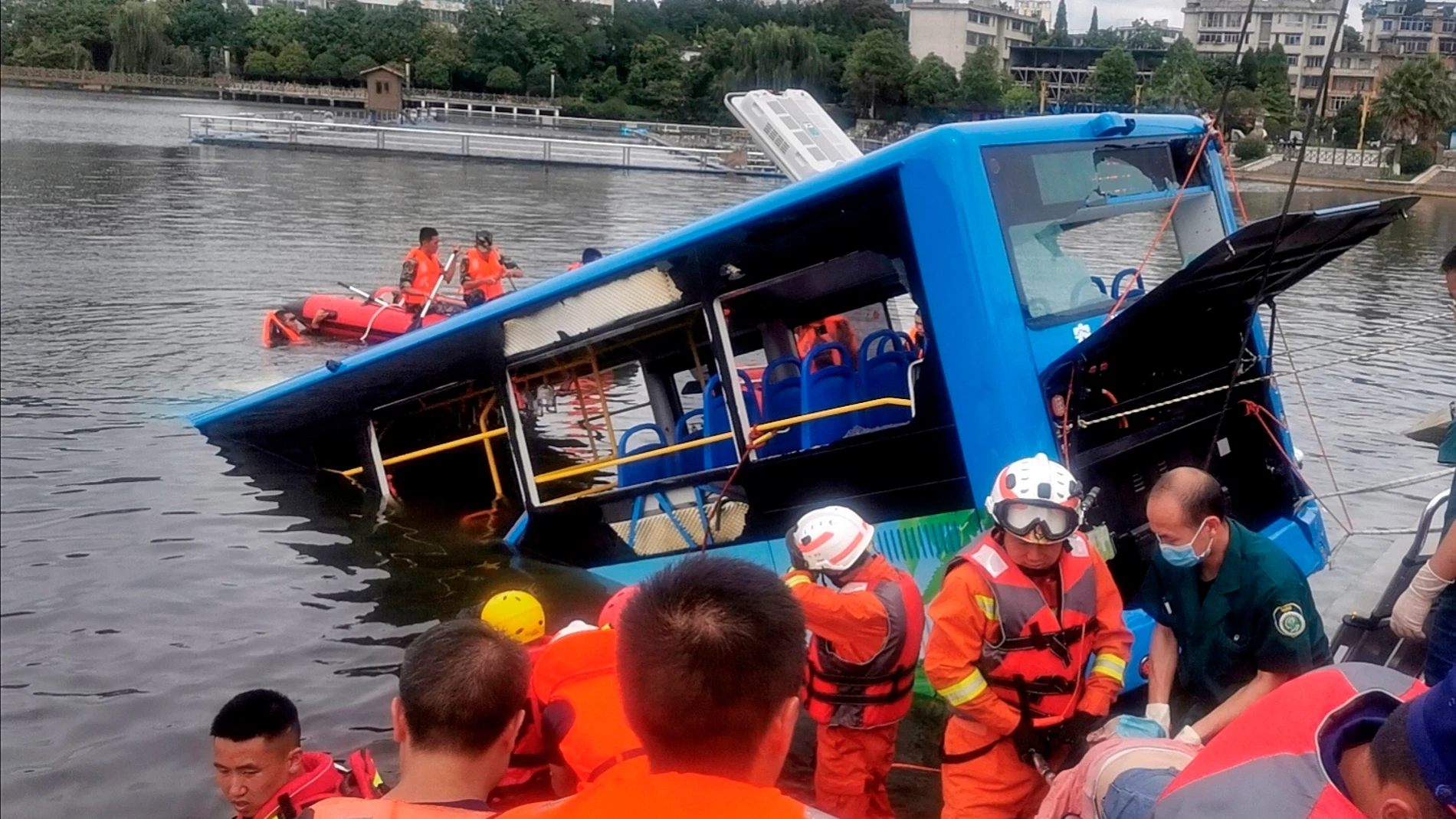 Un autobús que transportaba estudiantes se hundió en un lago en Anshun Un autobús que transportaba estudiantes se hundió en un lago en Anshun