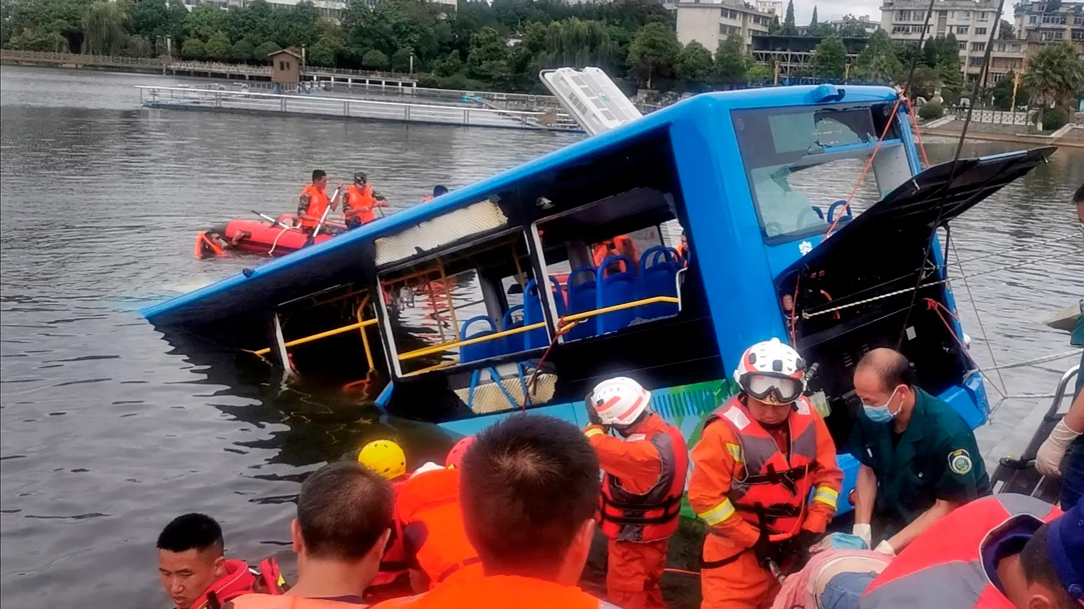 Un autob&uacute;s que transportaba estudiantes se hundi&oacute; en un lago en Anshun
