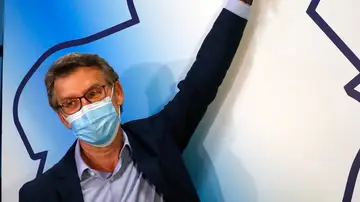 Alberto Núñez Feijóo celebra su victoria en las elecciones gallegas