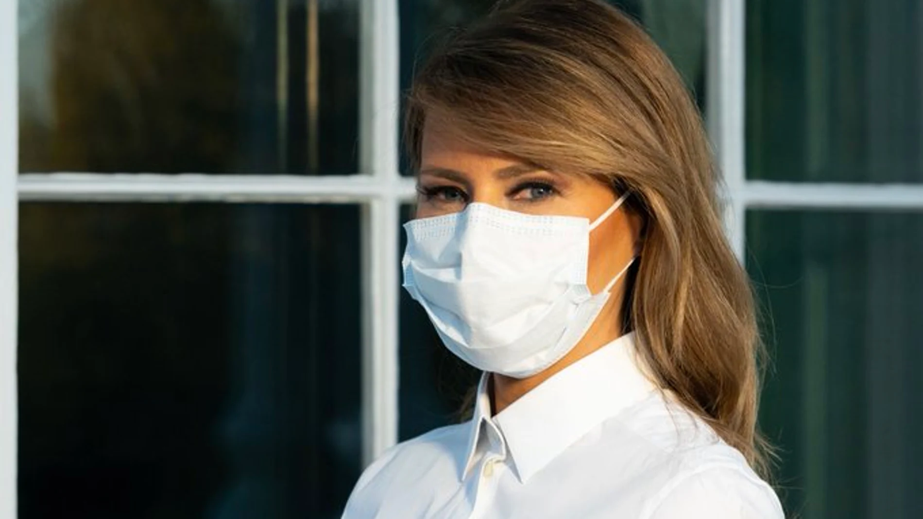 Melania Trump, a favor de llevar mascarillas Melania Trump, a favor de llevar mascarillas